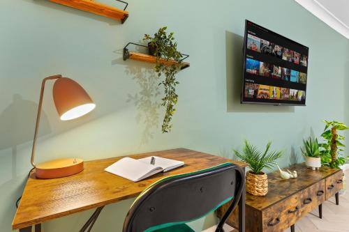 アイルワースにあるAzalea Apartment Home comforts by the riverのデスク(ランプ付)