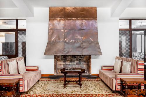 a living room with two couches and a fireplace at Pousada Forte da Horta in Horta