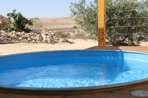 a large blue tub sitting in a yard at אבן על הנחל in Merhav Am