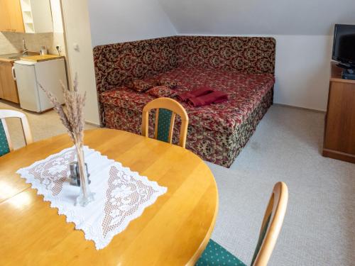 Una sala de estar con una mesa de madera y un sofá. en Holiday Home Zimořský domek by Interhome, en Dolní Zimoř