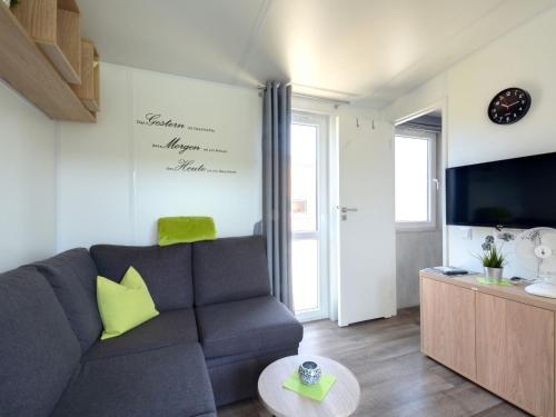 TV a/nebo společenská místnost v ubytování Holiday Home Campingplatz an der Altmühl by Interhome