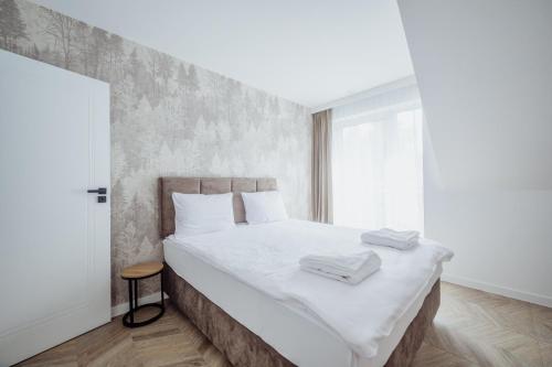una camera da letto con un letto con due asciugamani sopra di CristalView Stay&Relax - PROMOCJA ZAREZERWUJ 3 NOCE W CENIE 2!!! darmowe zewnętrzne jacuzzi, zwierzęta akceptowane a Podgórzyn