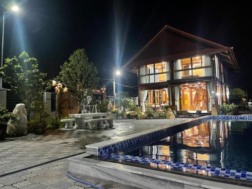 Phước Ninh (2)にあるBao Khanh Gardenの夜のプールのある家