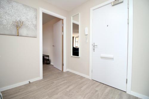 Galería fotográfica de Elegant 2BR w/ Pool Table in Prime Location en Taunton