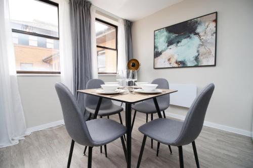 Un lugar para sentarse en Elegant 2BR w/ Pool Table in Prime Location