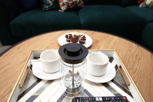 Un lugar para sentarse en Elegant 2BR w/ Pool Table in Prime Location