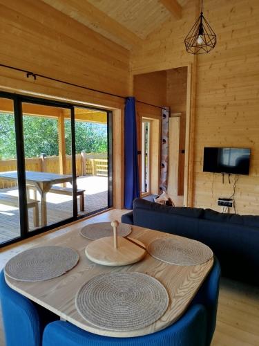 ビュッサンにあるChalet "Le Ressourcé"のテーブルとソファのあるリビングルーム