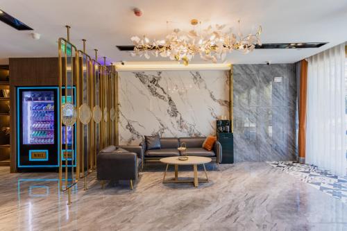 a lobby with a couch and a table and a chandelier at Feifan Chengpin Hotel Beijing Tongzhou Orchard Global Resort Branch in Tongzhou