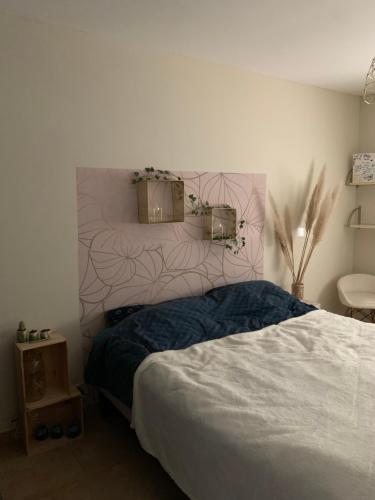 une chambre avec un grand lit dans une pièce dans l'établissement Maison familiale en OCCITANIE, à Névian