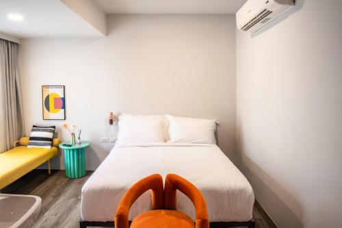 a bedroom with a bed and a sink at claybed chiangrai in Ban San Ton Ko (1)