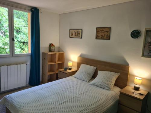 - une chambre avec un lit avec deux oreillers et une fenêtre dans l'établissement Villa du clos d'Ières, à Draguignan
