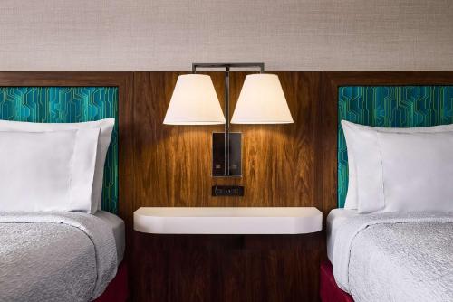 Postel nebo postele na pokoji v ubytování Hampton Inn Massillon