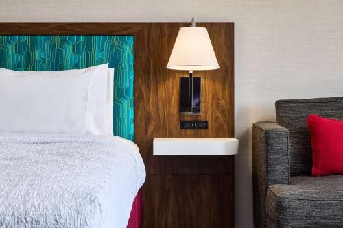 Postel nebo postele na pokoji v ubytování Hampton Inn Massillon