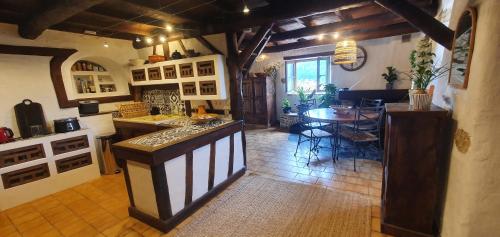 une grande cuisine avec une table et une salle à manger dans l'établissement Adorable maison cévenole, à Bez-et-Esparon