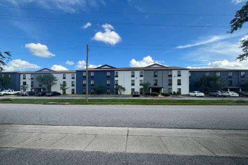 an empty street in front of a large building at Quality Inn & Suites at Airport Blvd I-65 in Mobile