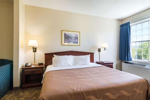 Postel nebo postele na pokoji v ubytování Quality Inn & Suites Schoharie near Howe Caverns