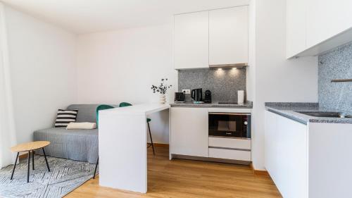 Infante Studio w Parking by LovelyStay