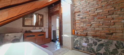 Łazienka z umywalką i ceglaną ścianą w obiekcie The Loft Warsaw w mieście Michałowice