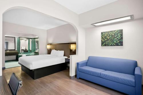 Postel nebo postele na pokoji v ubytování Quality Inn & Suites Monticello