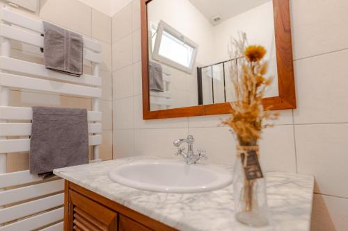 Et badeværelse på Maison Élégante avec Jardin I Centre de Cognac