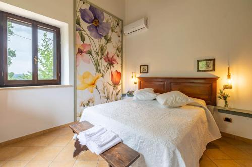 a bedroom with a bed with a flower wallpaper at Agriturimo Cà Dorale in Fano