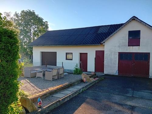 a white house with a table and a patio at Ferienhaus im Waldviertel in Langschwarza