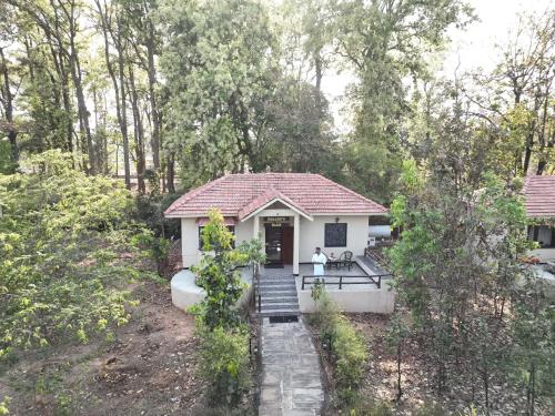 a small white house in the woods at Tathastu Kanha in Kānha