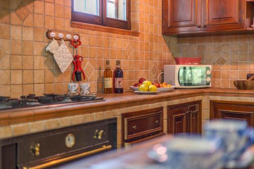 a kitchen counter with a plate of fruit and a microwave at Agriturimo Cà Dorale in Fano