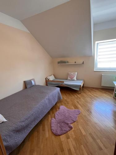 Ένα ή περισσότερα κρεβάτια σε δωμάτιο στο Peaceful 4-room house in Maribor - bike-friendly