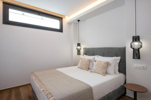Ένα ή περισσότερα κρεβάτια σε δωμάτιο στο Omnia Luxury Villa, 100m2 Pool, Whirlpool & Gym, By ThinkVilla