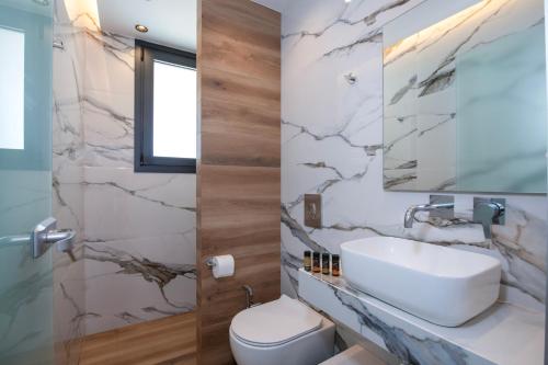 Ένα μπάνιο στο Omnia Luxury Villa, 100m2 Pool, Whirlpool & Gym, By ThinkVilla