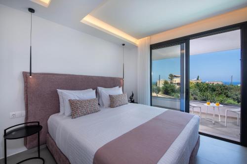 Ένα ή περισσότερα κρεβάτια σε δωμάτιο στο Omnia Luxury Villa, 100m2 Pool, Whirlpool & Gym, By ThinkVilla