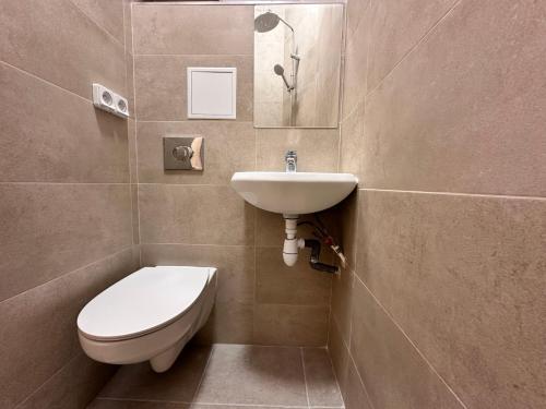 een badkamer met toilet en wastafel bij Studio Metro Paris La-defense in Asnières-sur-Seine