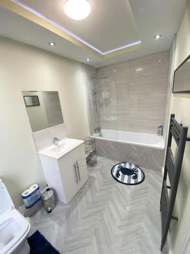 a bathroom with a tub and a sink and a toilet at St James Residence close city centre in Killingbeck