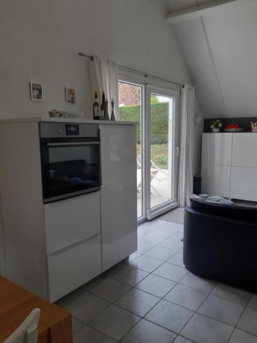 Photo de la galerie de l'établissement 6 persoonsbungalow met groot gezamenlijk zwembad, à Daumazan-sur-Arize