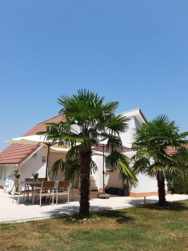 Photo de la galerie de l'établissement 6 persoonsbungalow met groot gezamenlijk zwembad, à Daumazan-sur-Arize