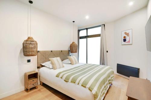 une chambre avec un grand lit et une fenêtre dans l'établissement Spacious Apartment - 2BR-10P - Place d'Italie, à Paris