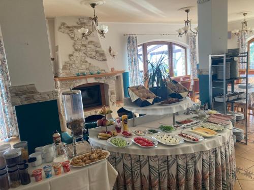 een tafel met meerdere borden voedsel erop bij L&B Spa in Karpacz