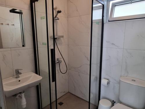 Ванна кімната в Tefkrou Anthia 9 apts