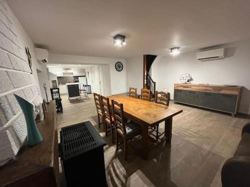 Kuchyň nebo kuchyňský kout v ubytování Gîte familial au bord de l'Orne, au pied du château de Mesnil-Glaise