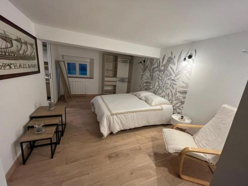 une chambre avec un lit et un salon dans l'établissement Gîte familial au bord de l'Orne, au pied du château de Mesnil-Glaise, à La Courbe