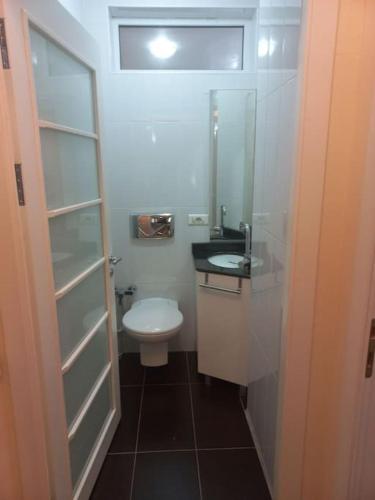 Bilik mandi di Central Elegant Apartment