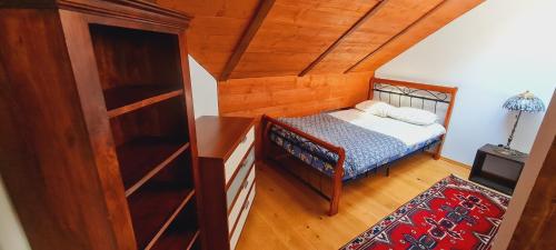 niewielka sypialnia z łóżkiem i drewnianym sufitem w obiekcie The Loft Warsaw w mieście Michałowice