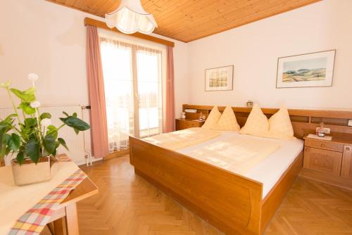 um quarto com uma cama grande e uma janela grande em Lorenzerhof em Sankt Lorenzen am Wechsel