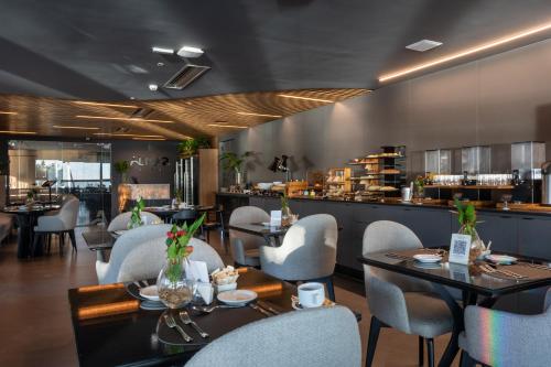 a restaurant with tables and chairs and a bar at Icon Hotel by Welkom in João Pessoa