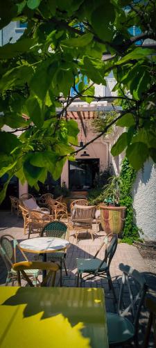 Galeriebild der Unterkunft Logis VIGNES BLANCHES*** Hôtel Cosy et restaurant de terroir in Beaucaire