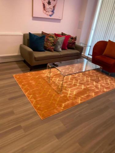 Χώρος καθιστικού στο Inviting 4-Bed Apartment in Dartford