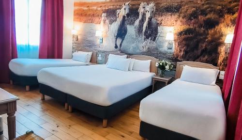 Ein Bett oder Betten in einem Zimmer der Unterkunft Logis VIGNES BLANCHES*** Hôtel Cosy et restaurant de terroir