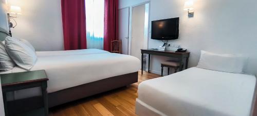 Ein Bett oder Betten in einem Zimmer der Unterkunft Logis VIGNES BLANCHES*** Hôtel Cosy et restaurant de terroir
