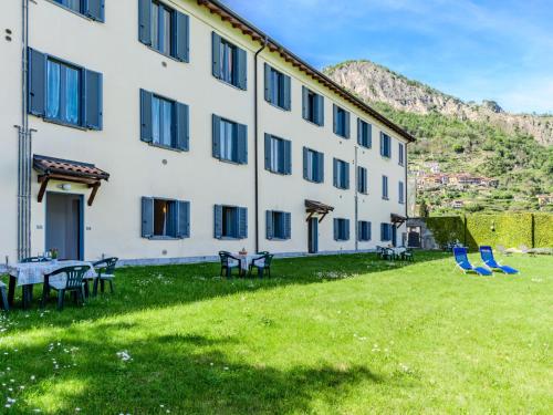un edificio con una mesa y sillas en un patio en Apartment Vecchia Filanda - MSO150 Apartment 303 by Interhome, en Musso